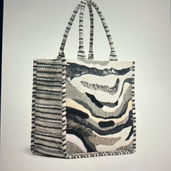 Metallic Sands Day Tote by America & Beyond - Picture 5 of 6